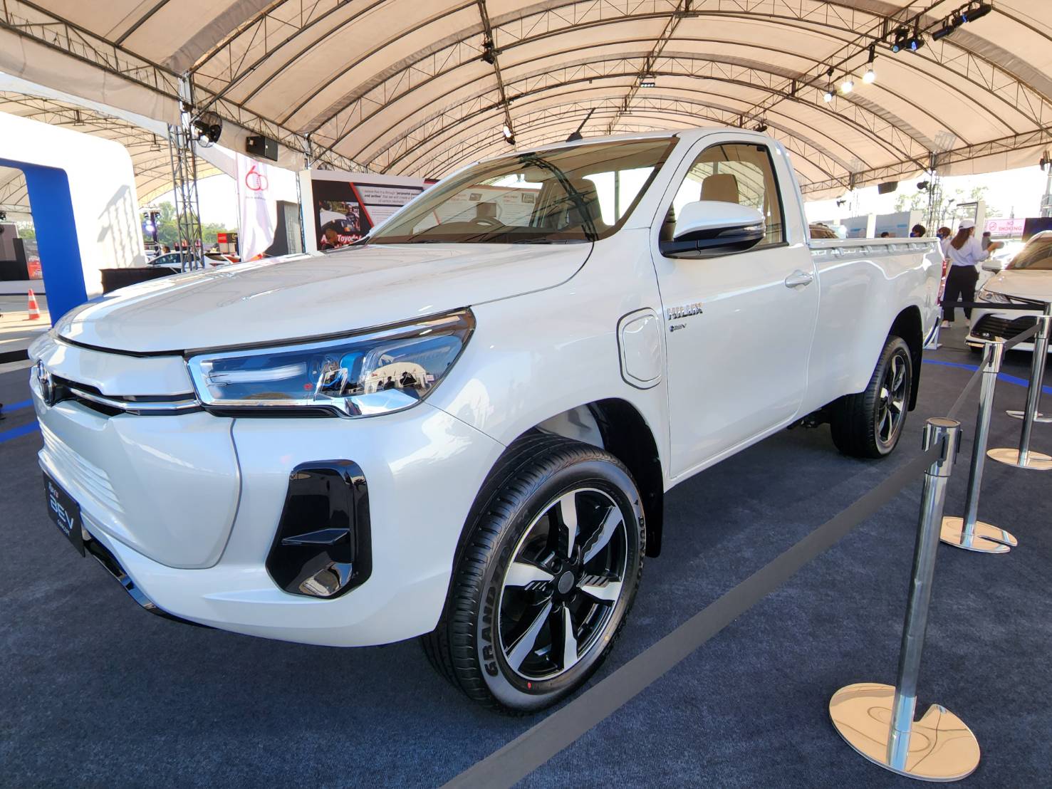 Chi tiết Toyota Hilux BEV: Bản thương mại ra mắt năm sau, đi trước Ford Ranger một bước - Ảnh 6. Chi tiết Toyota Hilux BEV: Bản thương mại ra mắt năm sau, đi trước Ford Ranger một bước - Ảnh 6.