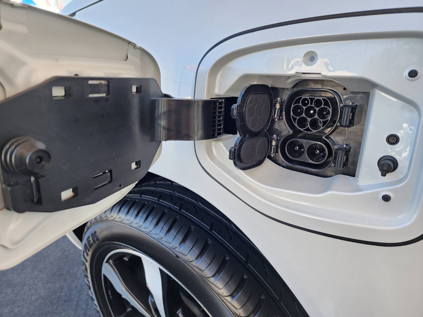 Chi tiết Toyota Hilux BEV: Bản thương mại ra mắt năm sau, đi trước Ford Ranger một bước - Ảnh 5. Chi tiết Toyota Hilux BEV: Bản thương mại ra mắt năm sau, đi trước Ford Ranger một bước - Ảnh 5.