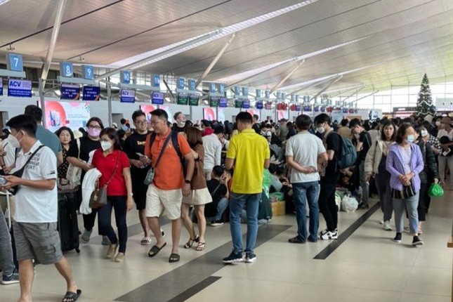 Hàng nghìn khách du lịch đang mắc kẹt ở Phú Quốc - Ảnh 3.