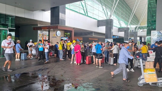 Hàng nghìn khách du lịch đang mắc kẹt ở Phú Quốc - Ảnh 2.