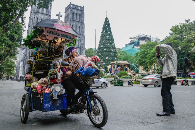  Câu chuyện đáng yêu mùa Noel này: Bà lão 71 tuổi và chiếc xe chở 13 chú cún khắp đường phố Hà Nội  - Ảnh 7.