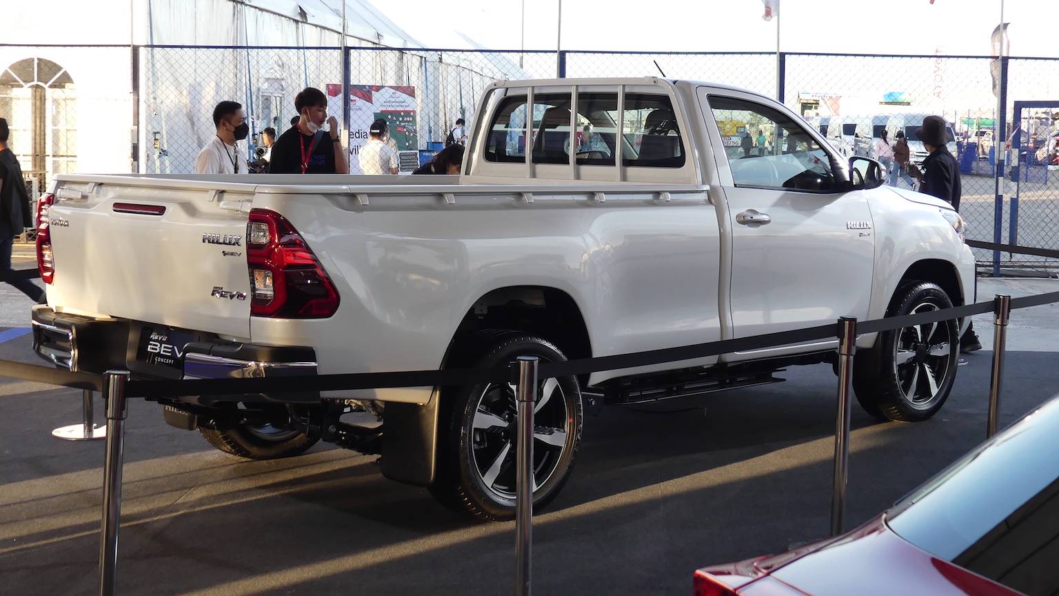 Chi tiết Toyota Hilux BEV: Bản thương mại ra mắt năm sau, đi trước Ford Ranger một bước - Ảnh 3. Chi tiết Toyota Hilux BEV: Bản thương mại ra mắt năm sau, đi trước Ford Ranger một bước - Ảnh 3.