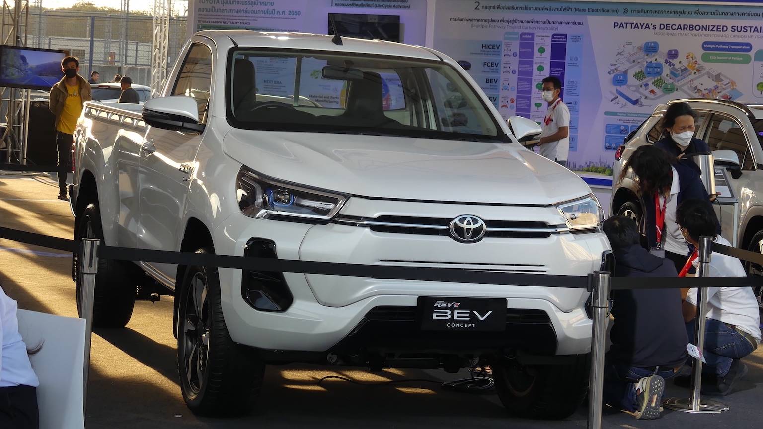 Chi tiết Toyota Hilux BEV: Bản thương mại ra mắt năm sau, đi trước Ford Ranger một bước - Ảnh 2. Chi tiết Toyota Hilux BEV: Bản thương mại ra mắt năm sau, đi trước Ford Ranger một bước - Ảnh 2.