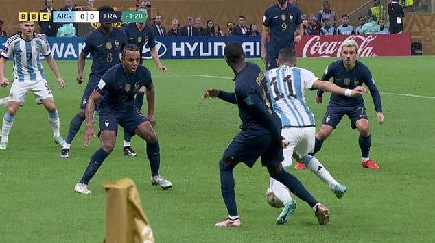Quả phạt đền của Argentina gây tranh cãi, nhưng không che mờ được Messi - Ảnh 1.