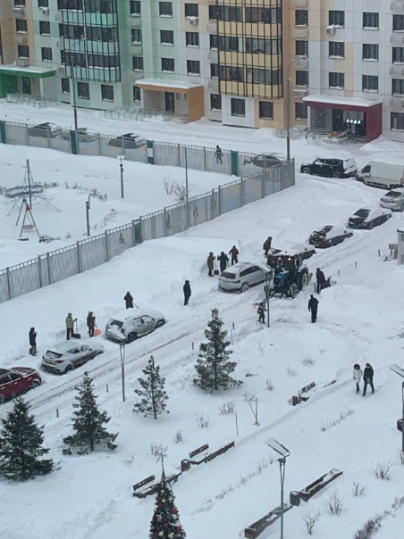 Giao thông Moscow rối tung vì tuyết rơi kỷ lục - Ảnh 4.