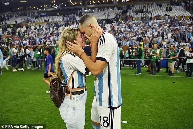 Khoảnh khắc Messi hôn vợ ăn mừng Argentina vô địch khiến người hâm mộ tan chảy - Ảnh 11.