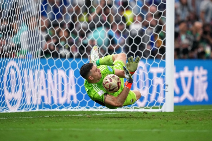 Thủ môn hay nhất World Cup: Cứu tinh đến muộn giúp Messi hoàn thành giấc mơ - Ảnh 2.