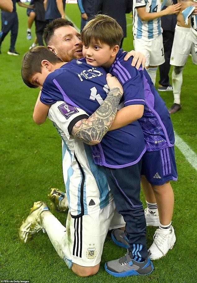 Khoảnh khắc Messi hôn vợ ăn mừng Argentina vô địch khiến người hâm mộ tan chảy - Ảnh 2.