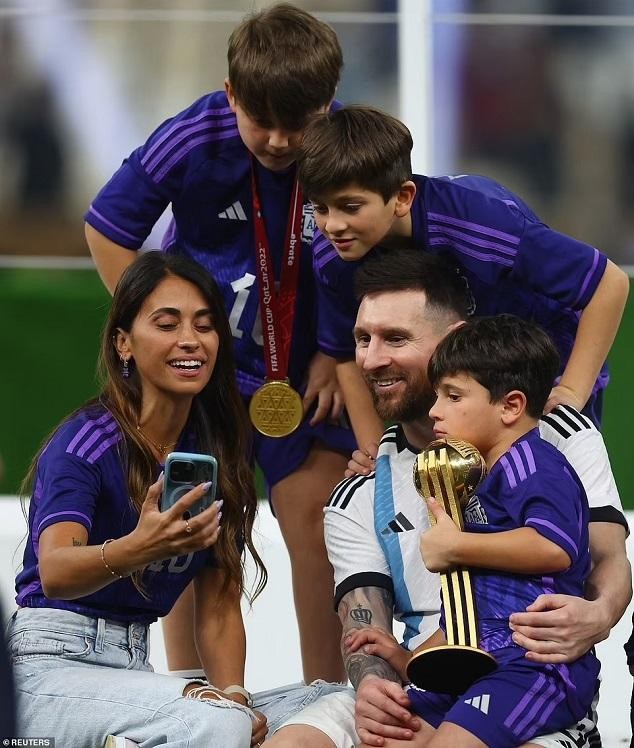 Khoảnh khắc Messi hôn vợ ăn mừng Argentina vô địch khiến người hâm mộ tan chảy - Ảnh 1.