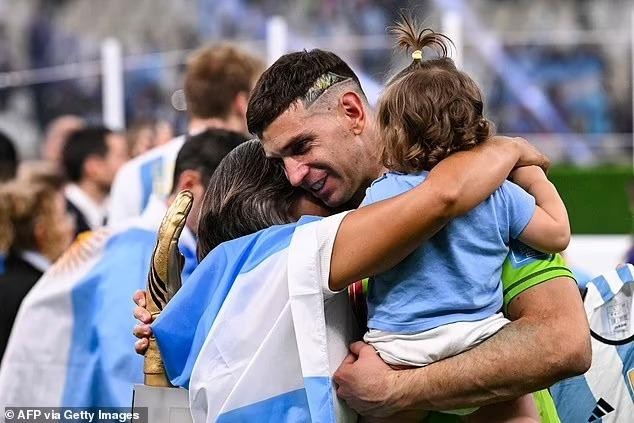 Khoảnh khắc Messi hôn vợ ăn mừng Argentina vô địch khiến người hâm mộ tan chảy - Ảnh 10.
