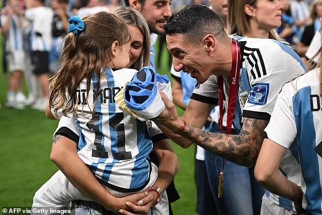 Khoảnh khắc Messi hôn vợ ăn mừng Argentina vô địch khiến người hâm mộ tan chảy - Ảnh 9.