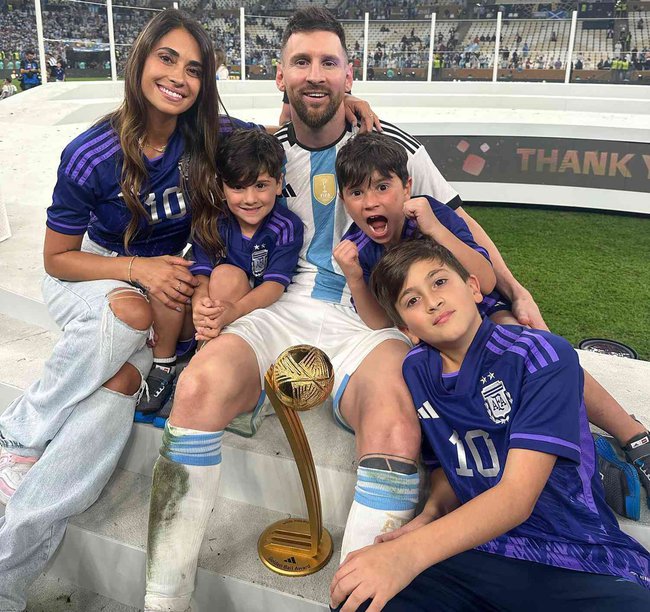  MESSI là ông bố dễ dãi à? Cũng đúng đấy, nhưng các con của anh vẫn cực ngoan và còn hạnh phúc nhờ 3 điều này!  - Ảnh 2.