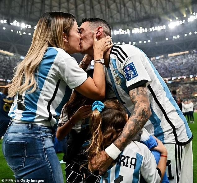 Khoảnh khắc Messi hôn vợ ăn mừng Argentina vô địch khiến người hâm mộ tan chảy - Ảnh 8.