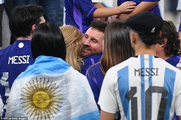 Khoảnh khắc Messi hôn vợ ăn mừng Argentina vô địch khiến người hâm mộ tan chảy - Ảnh 7.