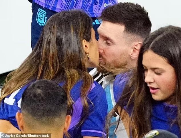 Khoảnh khắc Messi hôn vợ ăn mừng Argentina vô địch khiến người hâm mộ tan chảy - Ảnh 4.