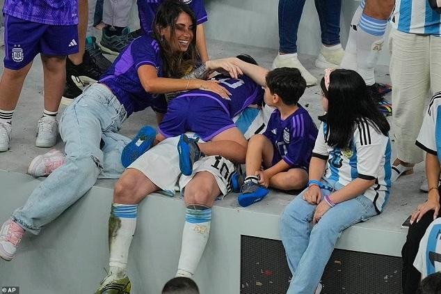 Khoảnh khắc Messi hôn vợ ăn mừng Argentina vô địch khiến người hâm mộ tan chảy - Ảnh 3.