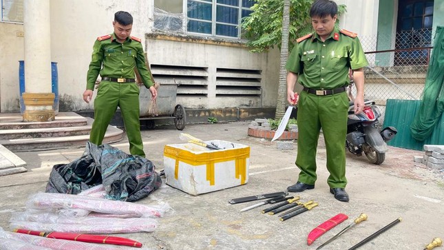 Quảng cáo vũ khí trên Tiktok, thanh niên bị công an ‘sờ gáy’ - Ảnh 1.