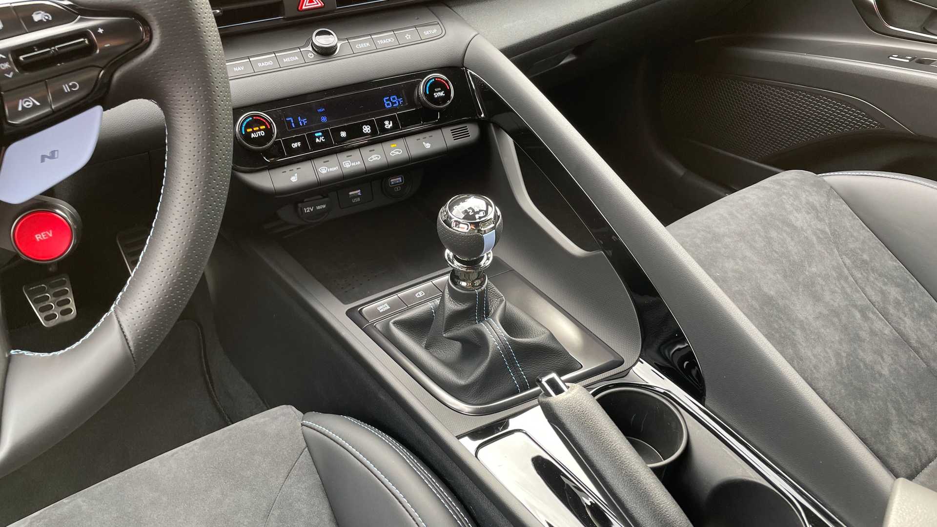 Hyundai Elantra N đi đăng kiểm, về Việt Nam với giá 1,5 tỷ đồng đấu Honda Civic Type R? - Ảnh 15. Hyundai Elantra N đi đăng kiểm, về Việt Nam với giá 1,5 tỷ đồng đấu Honda Civic Type R? - Ảnh 15.