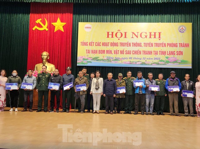 Hai nữ sinh trung học giành giải Nhất cuộc thi Đại sứ học đường phòng tránh bom mìn - Ảnh 6.