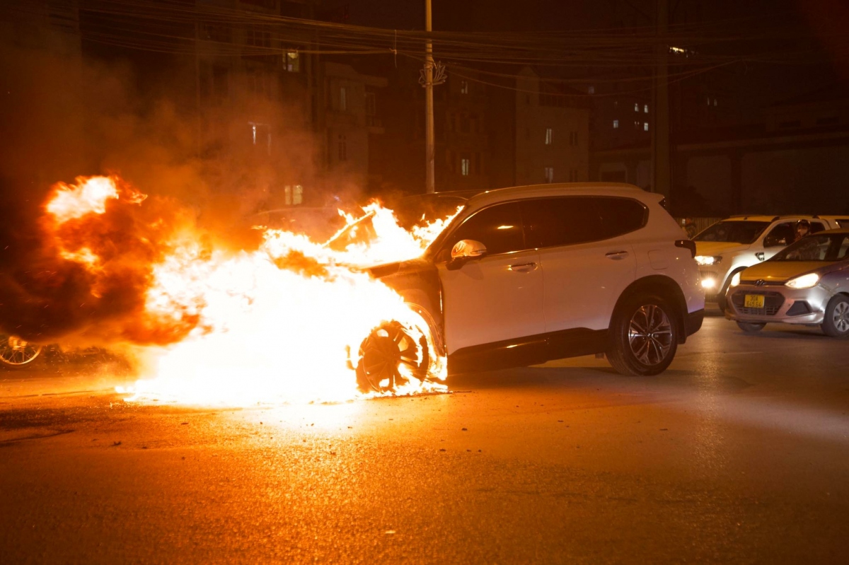 Ô tô SantaFe bốc cháy dữ dội trên phố Hà Nội, tài xế kịp thoát ra ngoài - Ảnh 1.