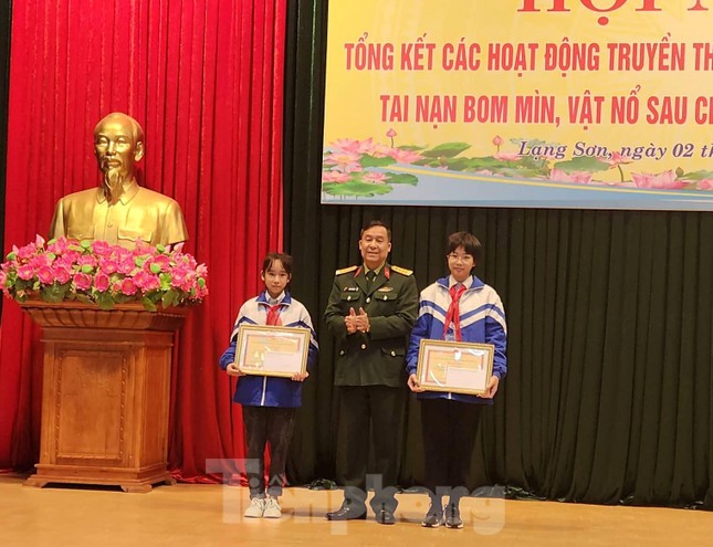 Hai nữ sinh trung học giành giải Nhất cuộc thi Đại sứ học đường phòng tránh bom mìn - Ảnh 3.