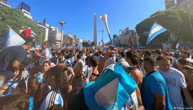 Nhiều trường hợp thiệt mạng do đi bão mừng chiến thắng của tuyển Argentina - Ảnh 2.