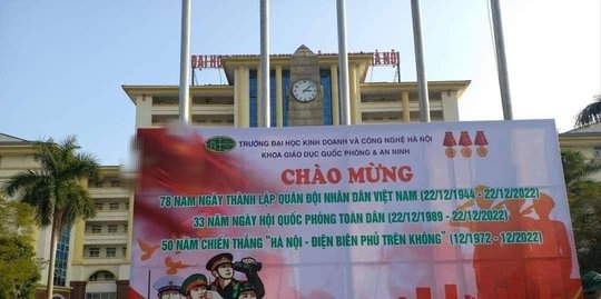 Đình chỉ 2 cán bộ trường đại học vì in pano có hình cờ Trung Quốc - Ảnh 1.