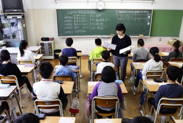Bi kịch làm việc tới chết của giáo viên Nhật Bản: Số giờ làm dài nhất thế giới, gánh vác từ việc giám sát học trò tới dọn vệ sinh sau giờ học - Ảnh 2.
