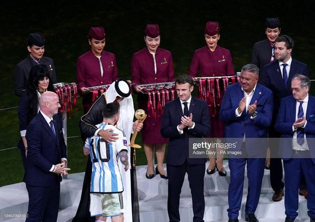 Nữ tiếp viên hàng không người Việt xuất hiện tại lễ trao giải World Cup tiết lộ: Mbappé khiêm tốn, Messi như toả hào quang - Ảnh 3.