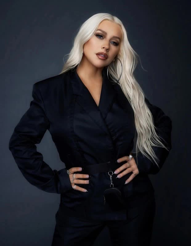 Christina Aguilera hé lộ sinh nhật đặc biệt ở Việt Nam: Vi vu Hạ Long bằng trực thăng, tình tứ chèo kayak khám phá vịnh cùng hôn phu - Ảnh 10.