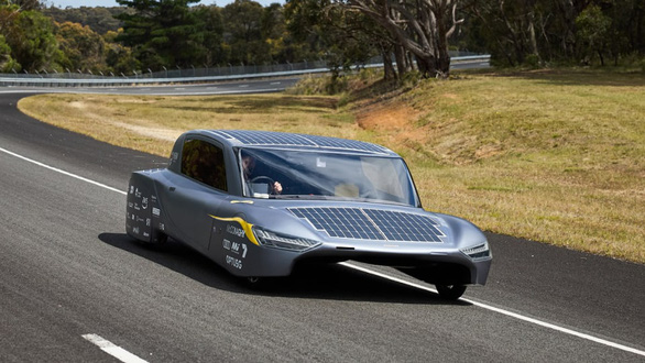 Xe chạy năng lượng mặt trời đạt 1.000km/sạc, hình dáng như phi thuyền - Ảnh 1.