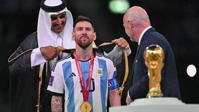 Áo choàng hoàng gia của Messi có giá hàng ngàn USD vẫn cháy hàng - Ảnh 1.