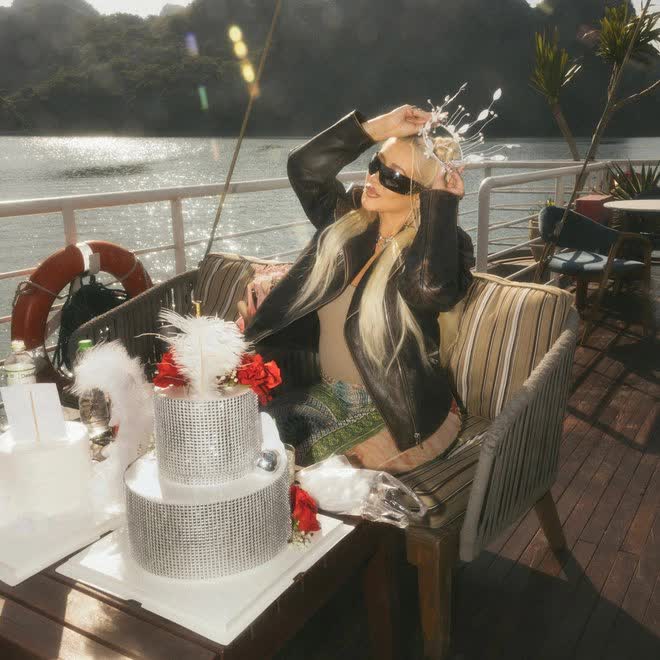 Christina Aguilera hé lộ sinh nhật đặc biệt ở Việt Nam: Vi vu Hạ Long bằng trực thăng, tình tứ chèo kayak khám phá vịnh cùng hôn phu - Ảnh 7.