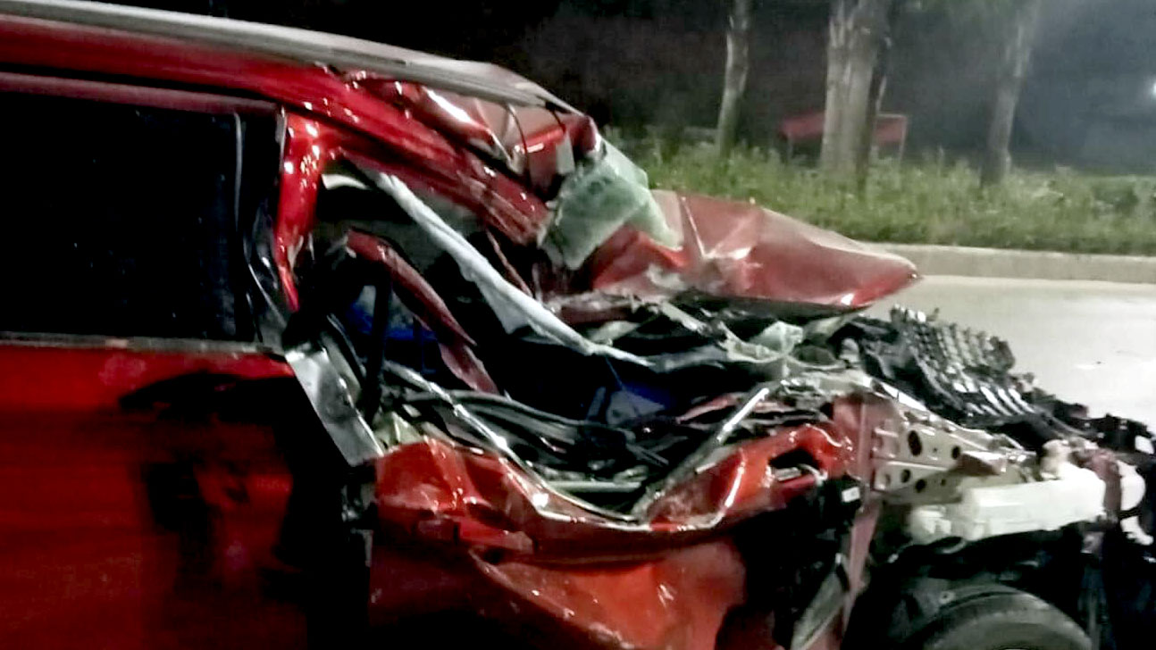 Đằng sau những bức ảnh TNGT: Toyota Veloz biến dạng khi đâm vào đuôi xe tải - Ảnh 2.