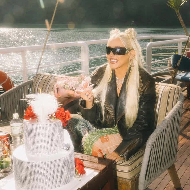 Christina Aguilera hé lộ sinh nhật đặc biệt ở Việt Nam: Vi vu Hạ Long bằng trực thăng, tình tứ chèo kayak khám phá vịnh cùng hôn phu - Ảnh 6.