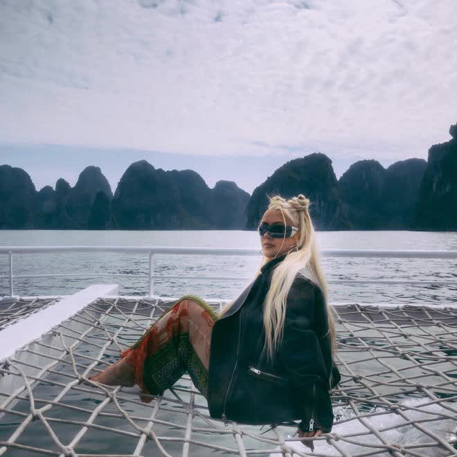 Christina Aguilera hé lộ sinh nhật đặc biệt ở Việt Nam: Vi vu Hạ Long bằng trực thăng, tình tứ chèo kayak khám phá vịnh cùng hôn phu - Ảnh 5.
