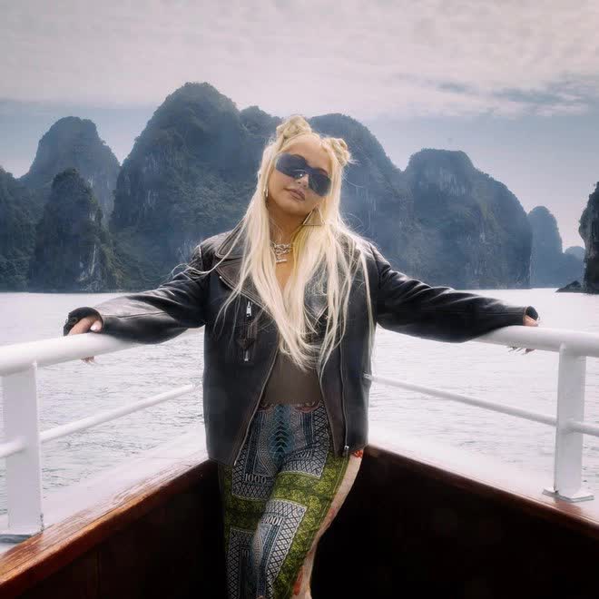 Christina Aguilera hé lộ sinh nhật đặc biệt ở Việt Nam: Vi vu Hạ Long bằng trực thăng, tình tứ chèo kayak khám phá vịnh cùng hôn phu - Ảnh 4.