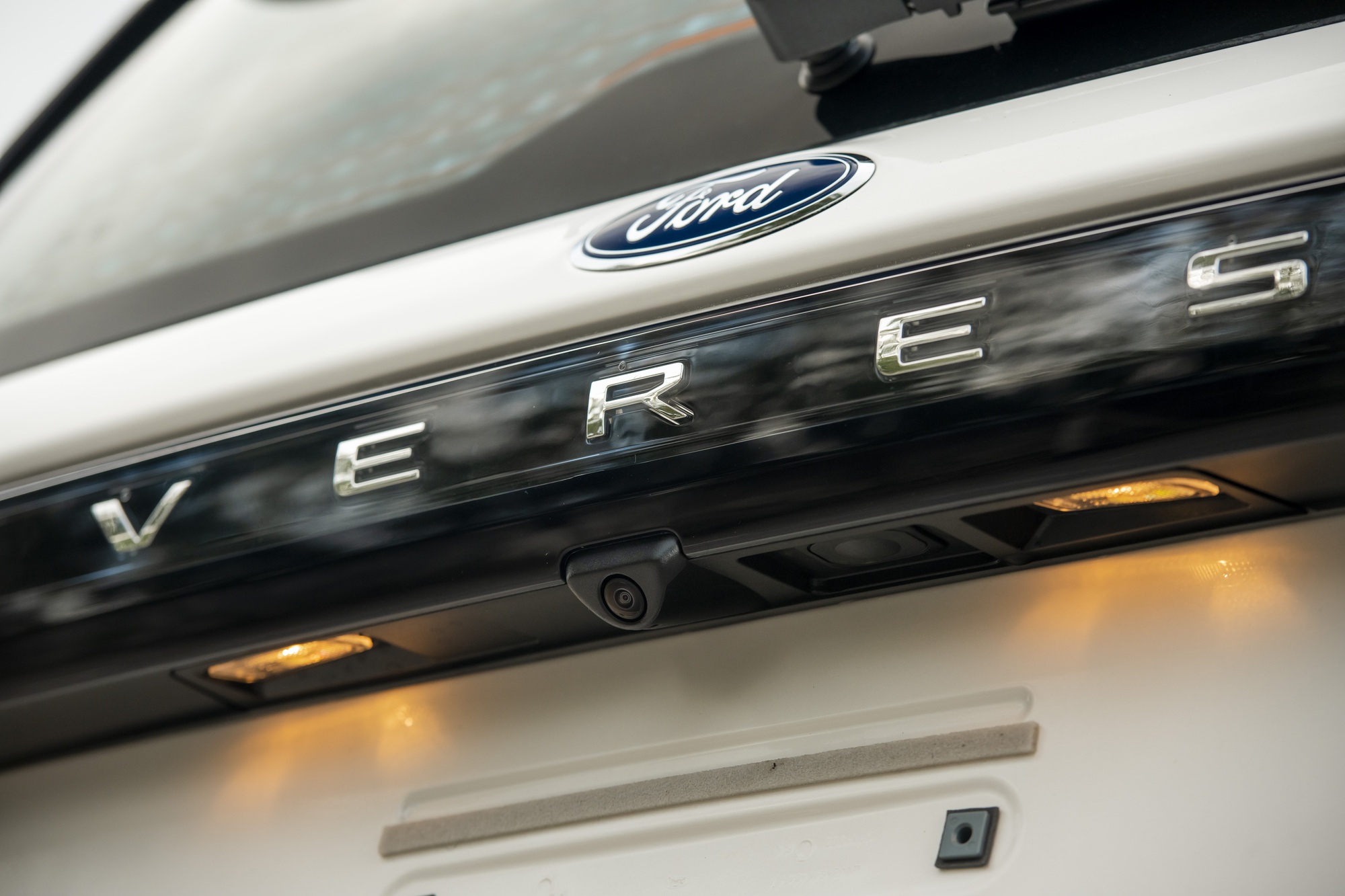 Vua doanh số Ford Everest nâng cấp trang bị ở Việt Nam: Bản tầm trung giá 1,286 tỷ đồng - Ảnh 4.