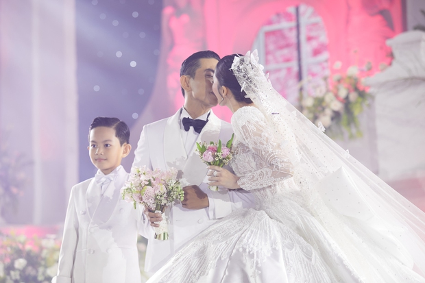 Đám cưới Khánh Thi - Phan Hiển: Chú rể bật khóc thú nhận nỗi sợ lớn nhất, hôn cô dâu đắm đuối trước 1200 khách mời - Ảnh 9.