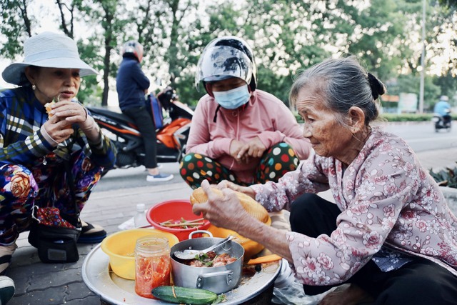  Gánh bánh mì độc lạ Bình Dương của bà cụ 86 tuổi: Ai không có tiền ngoại cho luôn để bà con ăn lót dạ  - Ảnh 12.