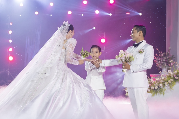 Đám cưới Khánh Thi - Phan Hiển: Chú rể bật khóc thú nhận nỗi sợ lớn nhất, hôn cô dâu đắm đuối trước 1200 khách mời - Ảnh 7.