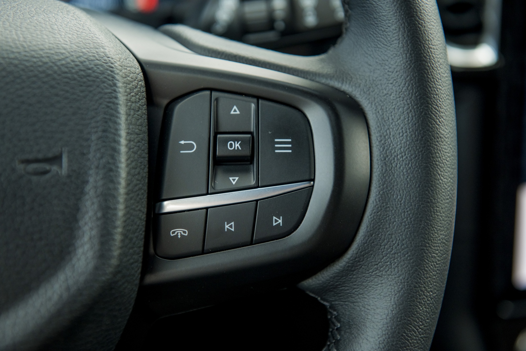 Vua doanh số Ford Everest nâng cấp trang bị ở Việt Nam: Bản tầm trung giá 1,286 tỷ đồng - Ảnh 12.