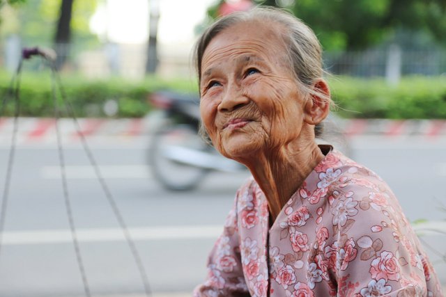  Gánh bánh mì độc lạ Bình Dương của bà cụ 86 tuổi: Ai không có tiền ngoại cho luôn để bà con ăn lót dạ  - Ảnh 8.