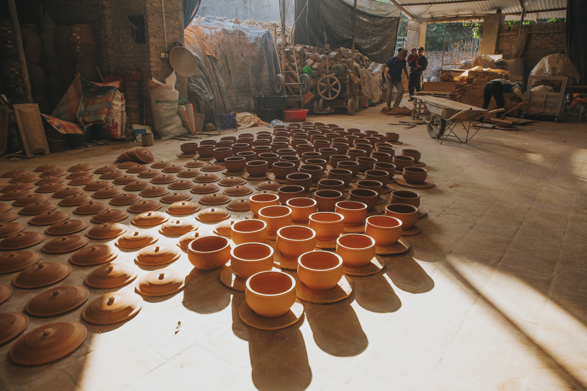 Làng gốm thủ công hơn 700 năm tuổi ở Bắc Ninh tất bật ngày giáp Tết - Ảnh 1.