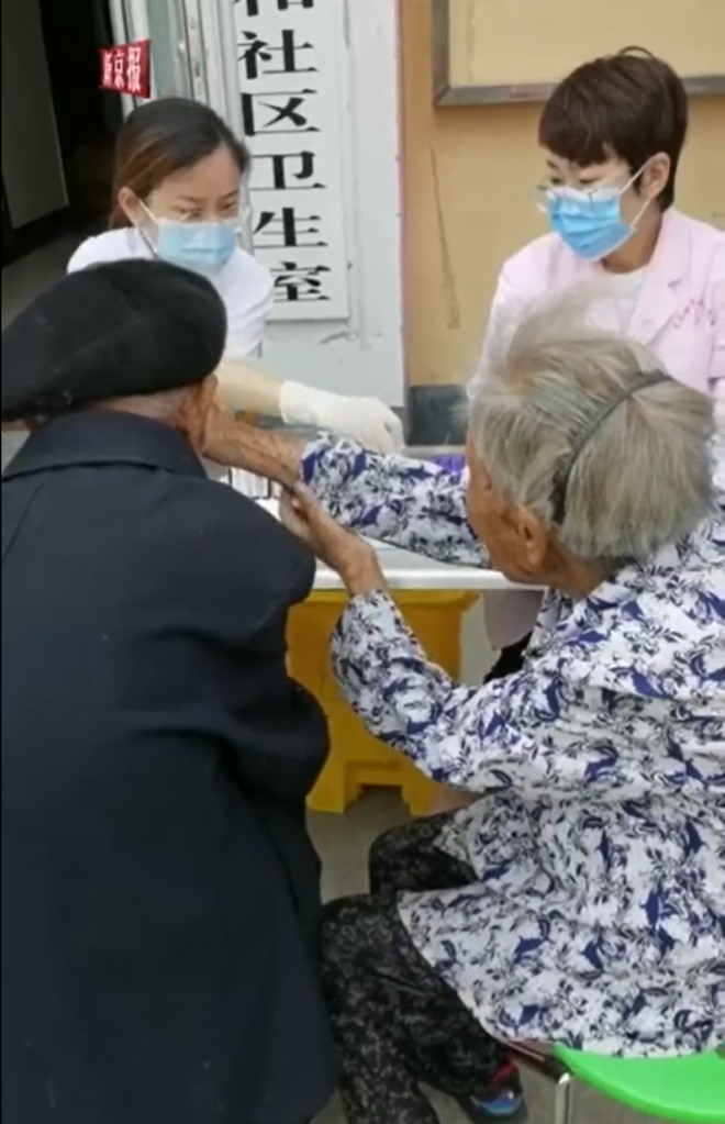 ‘Tan chảy’ cảnh cụ bà 100 tuổi bịt mắt chồng để giúp ông đỡ sợ khi lấy máu - Ảnh 4.