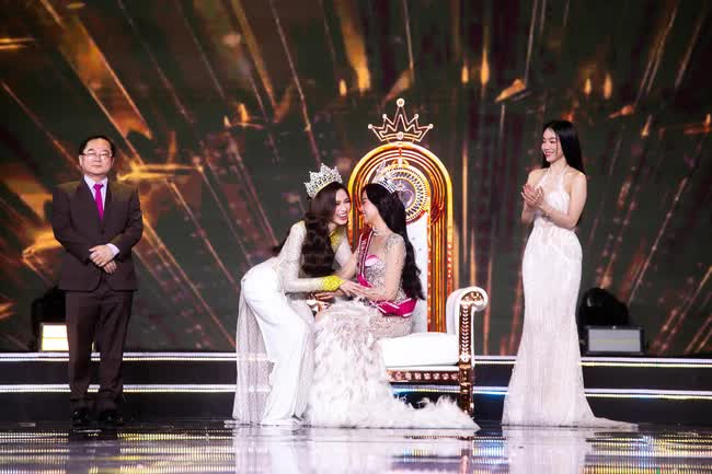  Trọn vẹn cảm xúc của Huỳnh Thị Thanh Thủy và 2 Á hậu khi đăng quang Hoa hậu Việt Nam 2022  - Ảnh 6.