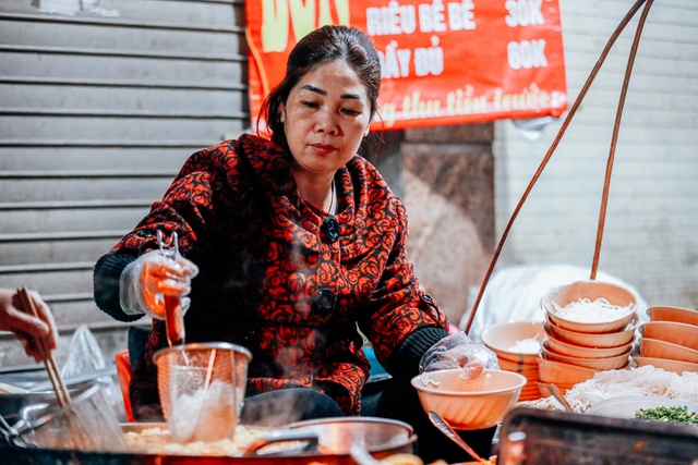 Gánh bún truyền đời cao điểm mùa đông bán 1000 bát và cái tên độc nhất vô nhị trong làng ăn đêm Hà Nội  - Ảnh 5.