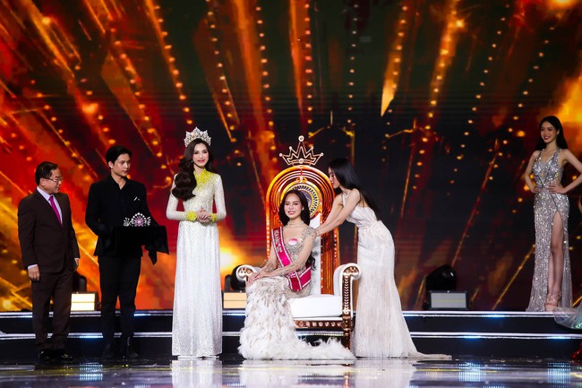  Trọn vẹn cảm xúc của Huỳnh Thị Thanh Thủy và 2 Á hậu khi đăng quang Hoa hậu Việt Nam 2022  - Ảnh 2.