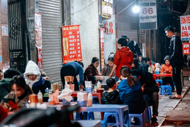 Gánh bún truyền đời cao điểm mùa đông bán 1000 bát và cái tên độc nhất vô nhị trong làng ăn đêm Hà Nội  - Ảnh 1.