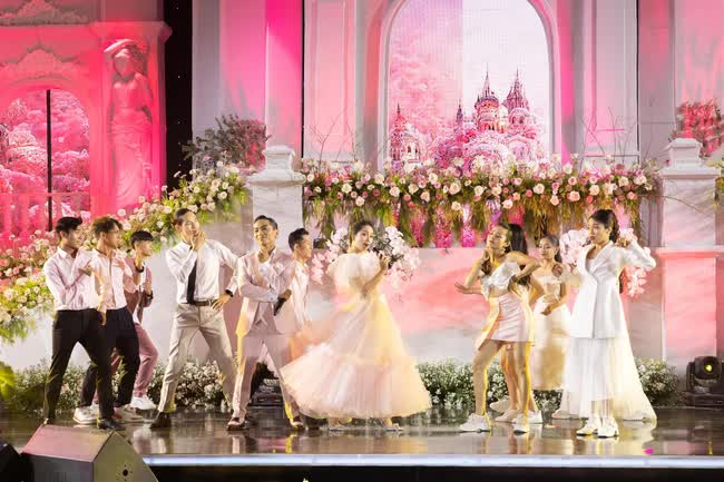 Được mời làm MC trong hôn lễ Khánh Thi - Phan Hiển, Trấn Thành vẫn than còn 1 điều tiếc nuối - Ảnh 3. Được mời làm MC trong hôn lễ Khánh Thi - Phan Hiển, Trấn Thành vẫn than còn 1 điều tiếc nuối - Ảnh 3.